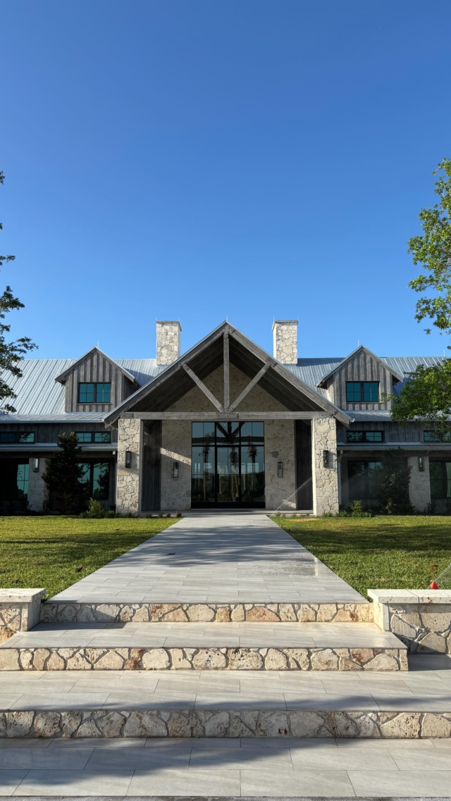Come along as we photograph our new project in Pine Creek Sporting Club with @jessglynnphoto 🤠 Peep our new friend coming to say hi! 🦌 #ranchhome #ranchstyle #pinecreeksportingclub