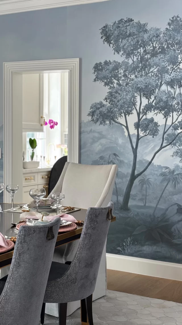 All set for an unforgettable evening🥂 This enchanting dining room for our clients in Palm Beach features a bespoke mural by @mjatelier  #palmbeach #palmbeachstyle #diningroom #traditionalhome #interiordesign