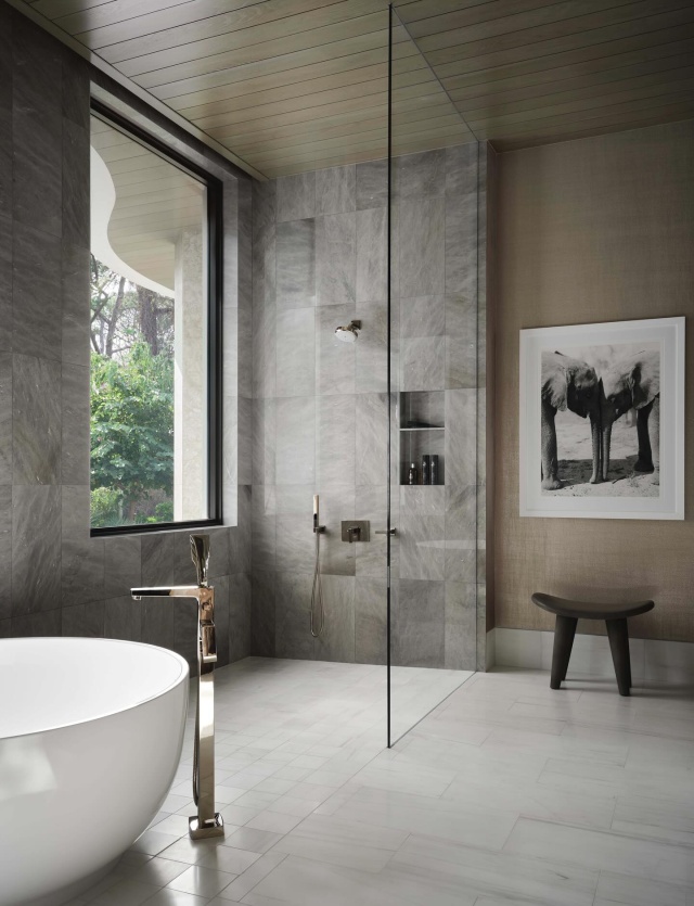 A sleek sanctuary of style and simplicity 📸 @douglasfriedman #bathroomdesign #luxuryhomes #interiordesign #jupiterfl #primarybathroom #bearsclub