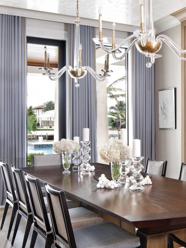 These chandeliers from Visual Comfort are an elegant, dynamic silhouette in this formal dining space! #visualcomfort #diningroom #diningroomdesign #lighting #interiordesign #formal #luxury #luxuryhomes #bocaraton