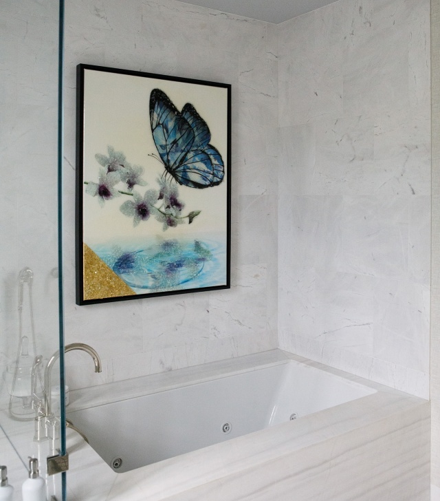 Think of artwork as jewelry for your walls 🦋 #artwork #bathroomdesıgn #interiordesign #luxuryhomes #palmbeach