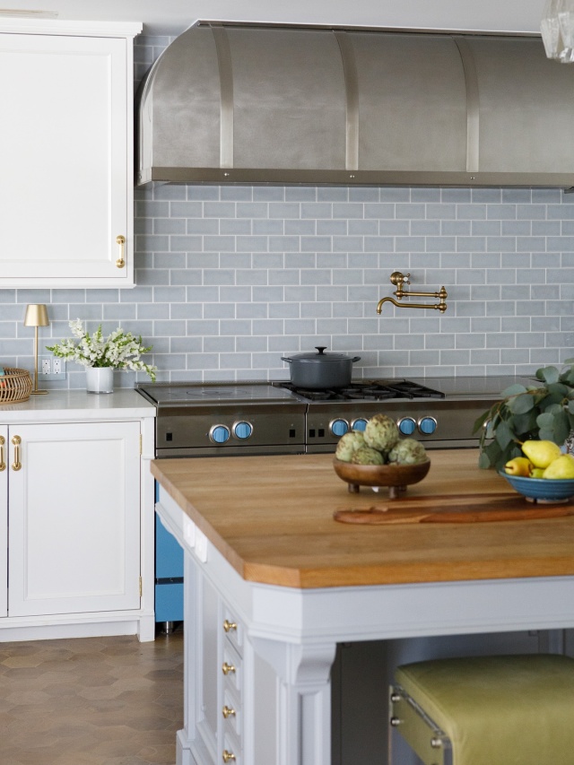Eclectic never goes out of style! We are ready to whip something up in this cozy Palm Beach kitchen 🍽️ #kitchen #kitchendesign #interiordesign #palmbeach #palmbeachhomes