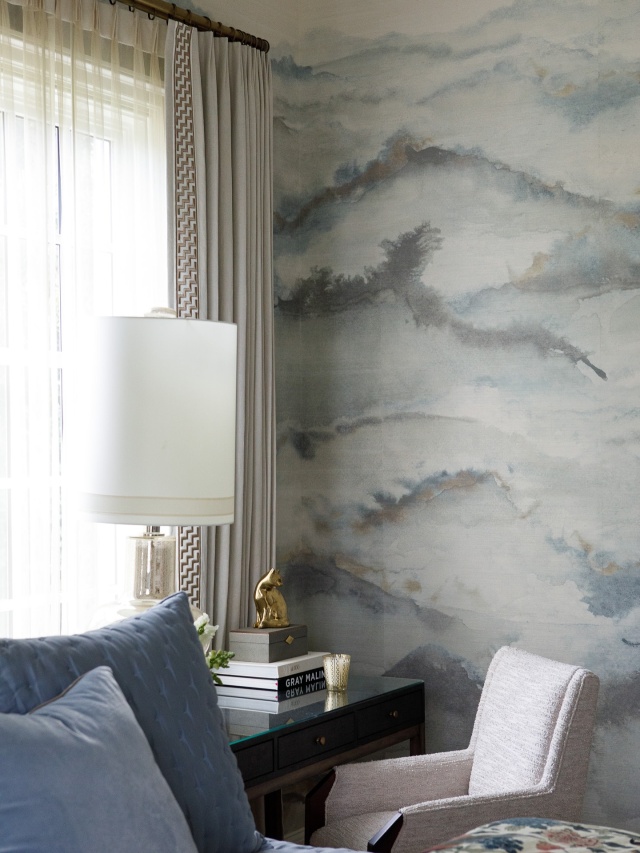 Head in the Clouds ☁️ Wallpaper: Beyond by @phillipjeffriesltd #wallpaper #bedroom #palmbeach #palmbeachliving #interiordesign