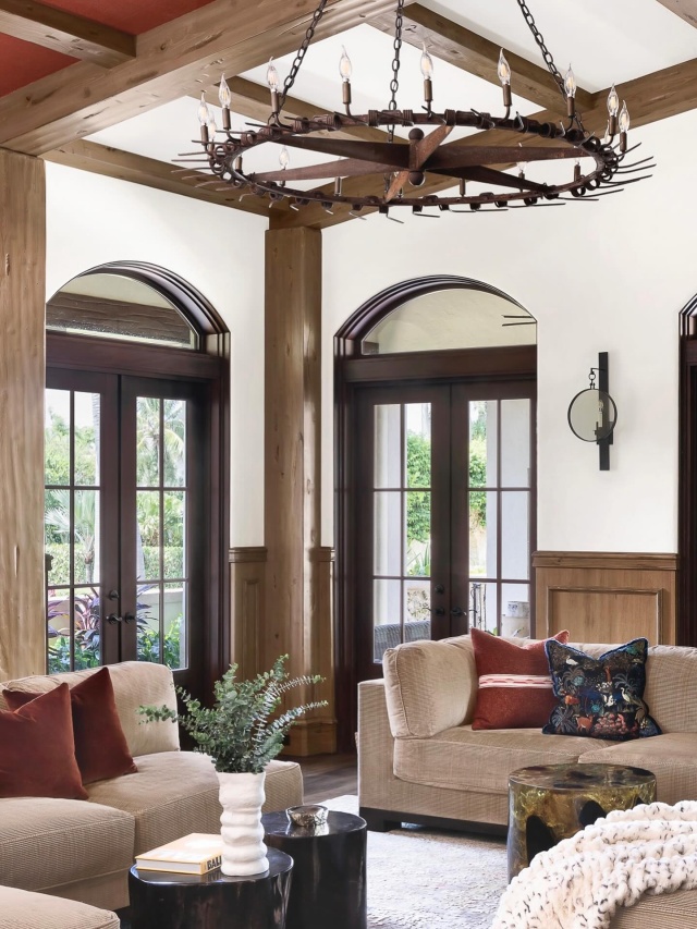 “My goal is always for clients to feel completely at ease,” Hartmann says. “Luxury, to me, is about comfort and beauty coexisting.” @modernluxury @jessglynnphoto @lindas_designeye #featured #luxuryhomes #delraybeach #interiordesign #livingroom #familyroom #modernluxury