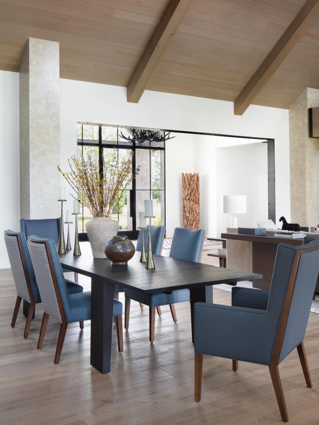 “We loved the freedom we had to move away from a traditional farmhouse aesthetic and insert sophisticated and unique elements throughout.” - Valerie Ernst, Senior Designer, Interior Detailing #featured #floridadesign #diningroom #modernranch #pinecreek #sportingclub #luxuryranch