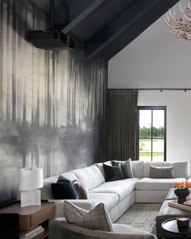 Did someone say movie night? 🎥 A dramatic wallcovering by @phillipjeffriesltd sets the mood ➡️ #phillipjefferies #mediaroom #hometheatre #pinecreeksportingclub #ranchlife
