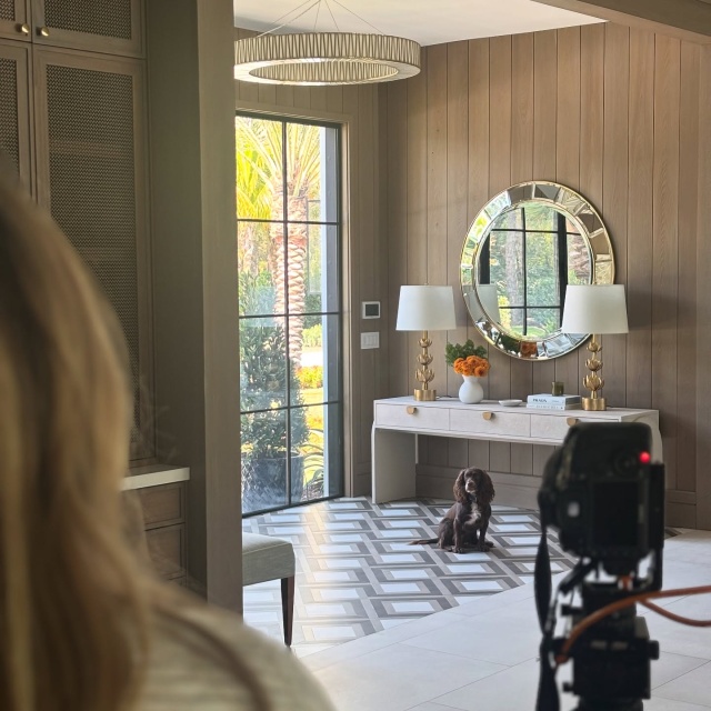 Photoshoot days with @jessglynnphoto in beautiful Jupiter, FL 🌴 swipe to the end for our new assistant 🐶 #photoshoot #interiordesign #jupiterflorida #luxuryhomes #luxurydesign