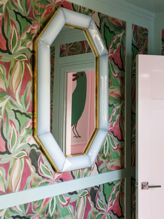 Colorful charm and a little bit of sunshine around every corner ☀️ #oceanridge #southflorida #luxuryhomes #interiordesign #wallcovering