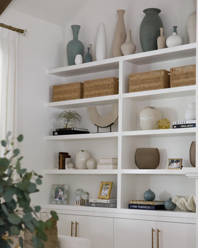 Eclectic styling is all about contrast with intention. Think layered textures, varied heights, meaningful objects, and one unexpected piece to keep it interesting! 📖 #shelfstyle #interiordesign #luxuryhomes #jupiterhomes