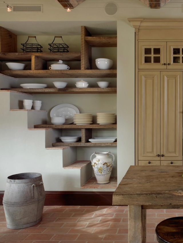 Tuscany or Delray Beach? We love that we can’t tell the difference. #cottagecore #kitchendesign #europeankitchen #europeaninteriors #interiordesign