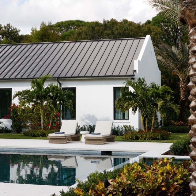 Florida winter 🌴 It's firepit season! #firepitdesign #poolside #floridahomes #floridawinter #luxuryhomes  #jupiterflorida