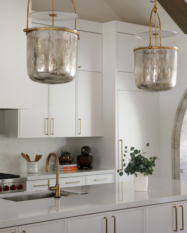 Proof that white kitchens can still feel warm 🤍 A classic choice that never goes out of style! #kitchens #kitchendesign #luxuryhomes #interiordesign #jupiterflorida