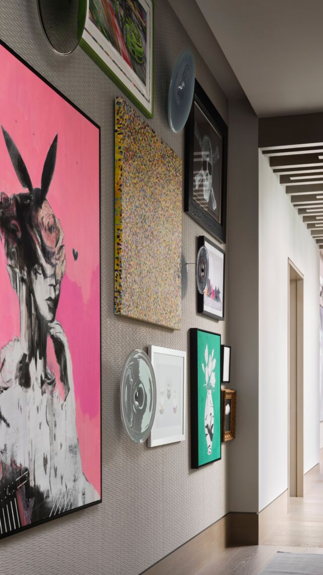 Overhead beams, a built-in niche for art… Small moves that keep a hallway from ever feeling like an afterthought.